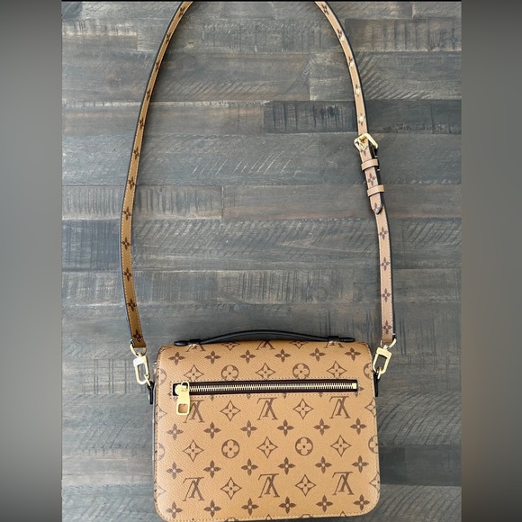 NEW Louis Vuitton Pochette Metis Crossbody - Picture 3 of 7